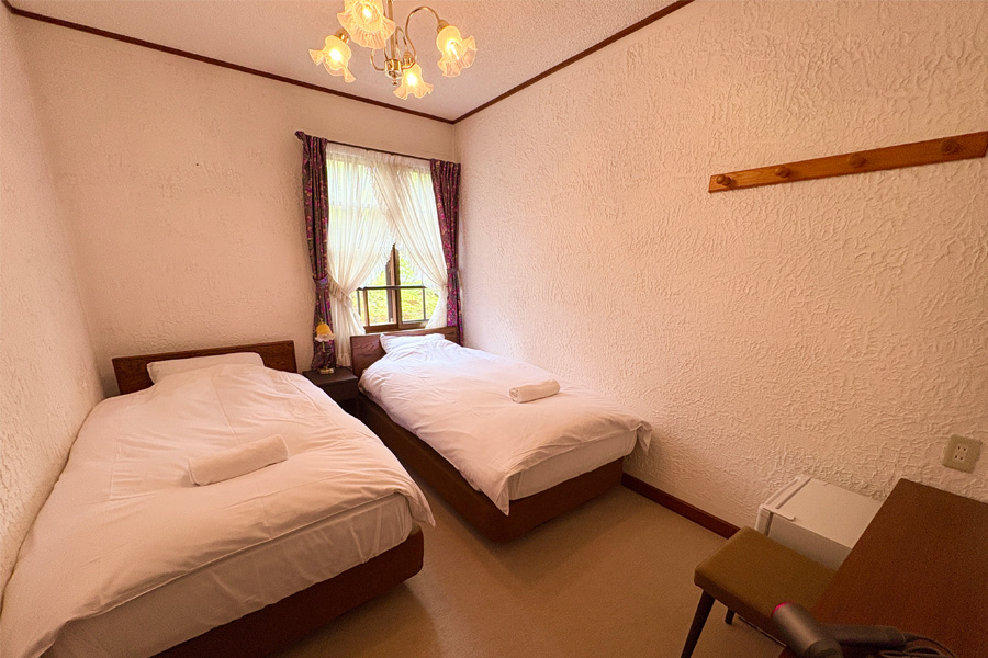 ツインルーム共有バスルーム